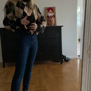 Blåa sköna jeans - Endast använd för bild, strl 36 och långa ben, jag har vikt upp de men en händig kan klara att våga klippa upp de om så behövs 🌸 