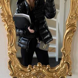 Intressekoll på min superfina äkta Marc Jacobs väska som är sparsamt använd och i jättebra skick💗💓 Nypris ca 3700kr🤍
