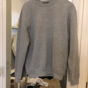 Collegetröja  - Grå collegetröja från pretty little thing, varm och mysig 🥰