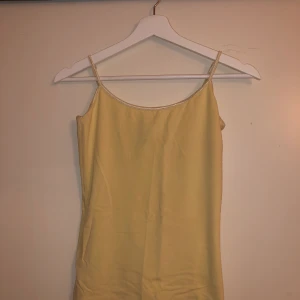 Ljusgult linne - Ljusgult basic linne. Strechigt tyg.