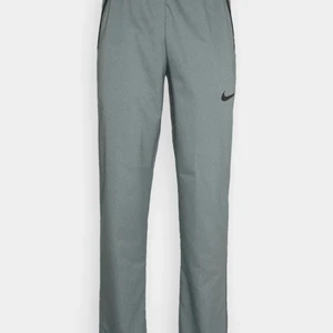 Nike Byxor  - Knappt använda Nike Byxor Utsläppta! köpte fel storlek för ett tag sen så den passar inte mej 