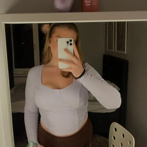 lila topp med sömmar - ljus lila topp från monki med sömmar under brösten. Endast använd 1 gång så den är i nyskick! Köparen står för frakten 💜