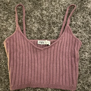 Lila topp från zara - Söt topp från zara. Står att det är storlek s men den är ganska liten, så skulle passa xs också. 