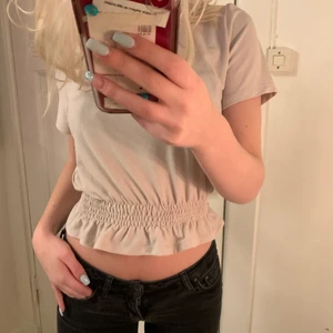 BEIGE T-SHIRT  - Söt ”ribbad” T-shirt som kan användas vardagligt eller som blus. Supersnygg unik design vid midjan.❤️❤️❤️❤️❤️❤️❤️❤️