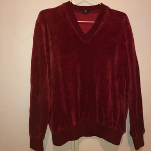 Mysig röd sammetströja🌟 - Kommer inte till användning längre! Står storlek 50 men skulle säga att det är en M
