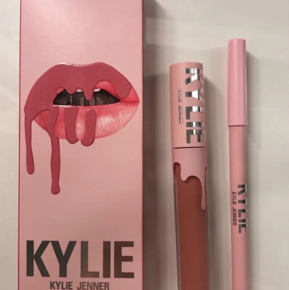 Säljer min Kylie Matte Liquid Lipstick & Lip Liner som jag beställde ifrån Kicks , har provat den 1 gång då jag såg direkt att den färgen inte passade mig. Den är i färgen ”Kylie 808” som själv är Kylie Jenners egna favorit🥰  Ny pris 320kr. Övrigt.