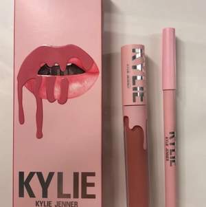 Säljer min Kylie Matte Liquid Lipstick & Lip Liner som jag beställde ifrån Kicks , har provat den 1 gång då jag såg direkt att den färgen inte passade mig. Den är i färgen ”Kylie 808” som själv är Kylie Jenners egna favorit🥰  Ny pris 320kr