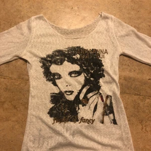 Grunge fairy core tröja  - Det är en tunn tröja man kan se igenom men perfekt för styling inom stilen fairy core eller grunge och i nåt sammanhang Stockholmsstil .
