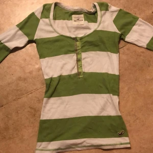 Holister Alex dupe  - E lång armad från holister väldigt lik den från modern family klädd av Alex hysfsat ny