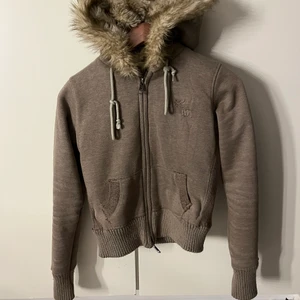Zip jacka med päls💗 - En kort tröja med zip från abercrombie and fitch, den har en bra passform och mjuk päls 