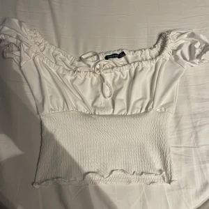 Vit topp - Markerar midjan 