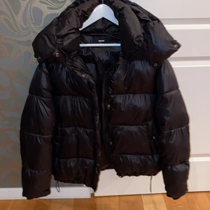 Bikbok pufferjacket - Super snygg svart pufferjacka från Bikbok, strl L 🖤 säljare står för ev frakt 📦  har ett bud på 850kr