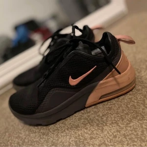 Nike - Sparsamt använda i fint skick. Finns i Kristinehamn, kan skickas mot att köparen står för frakten.