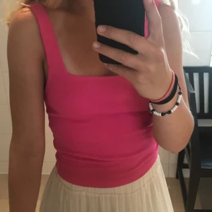 Rosa topp - Supersöt rosa ribbad topp från Zara💖 Storlek S men passar även XS och M. Köparen står för frakt! Kontakta mig gärna för mer information.