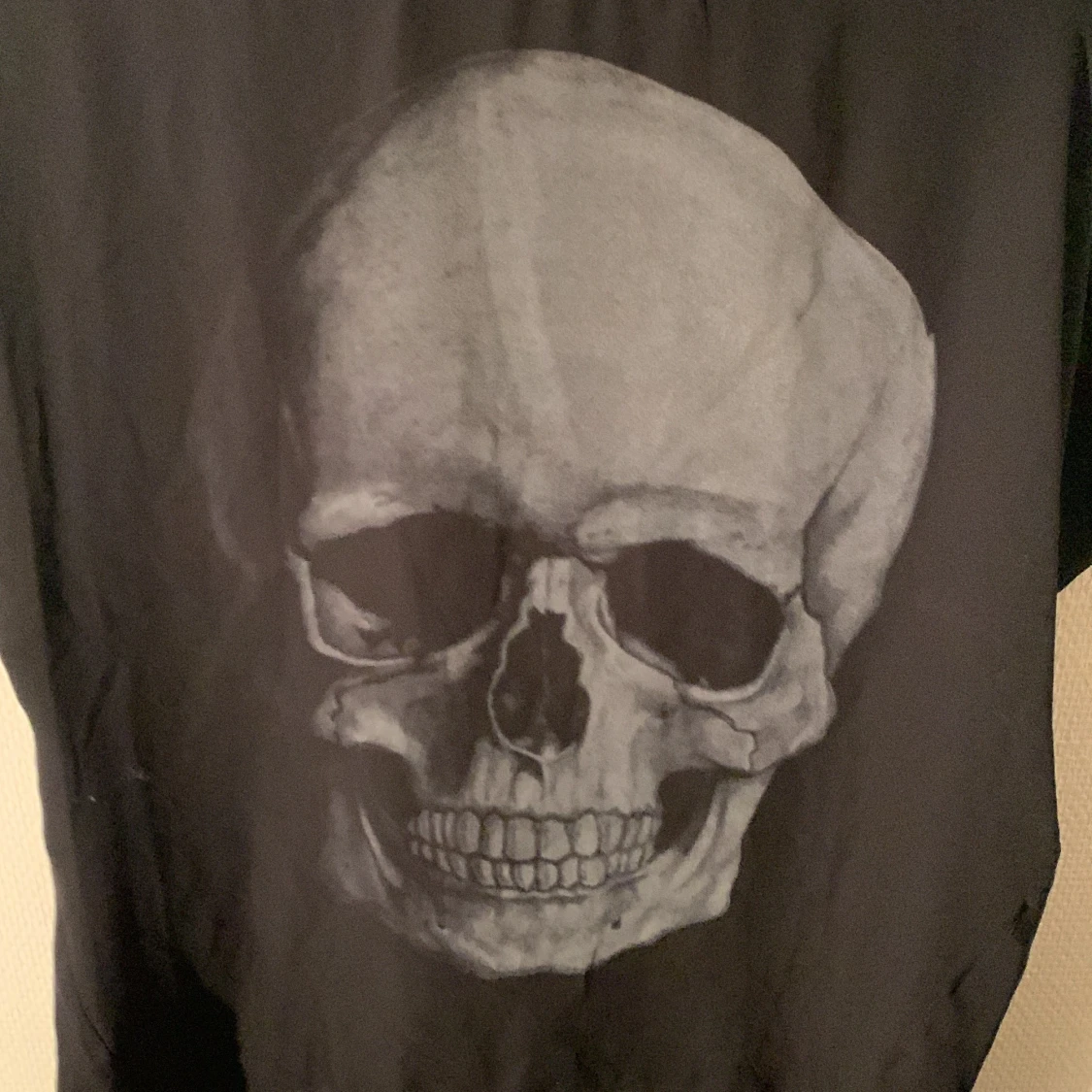 Svart t-shirt med dödskalle tryck  - 91