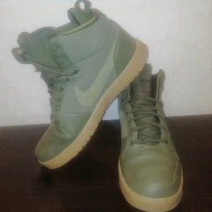 Nike Jordan 1 High - Helt nya snygga Nike Jordans 1 High.  Skorna är endast provade. Köptes för 4.499:- för 6mån sedan men användes aldrig.                                             Priset kan diskuteras vid snabb smidig affär samt även billigare vid köp av fler produkter. (samfraktas). Köptes för 3.499:- för 6mån sedan men användes aldrig.                    Storlek 44.                               BUDA GÄRNA.  🌺   Fler bilder kan skickas vid intresse. Billigare vid köp av fler produkter. (samfraktas) 🛍️