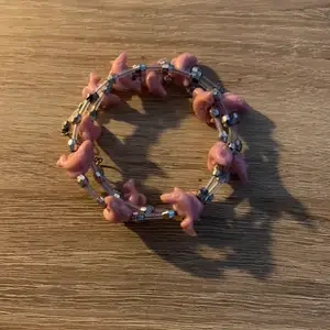 Säljer detta fina rosa armband med delfiner på💓💓💓