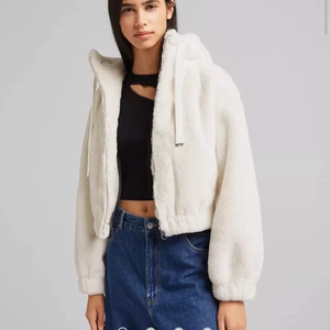 Bershka faux fur hooded jacket - En super snygg päls jacka från bershka som är knappt använd så nästan helt ny. Håller värmen super bra