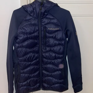 Peak performance jacka - Peak jacka i super bra skick. Mörkblå färg i storlek XS. köpt för 2200kr, säljs nu för 700 vid snabb affär kan priset sänkas 🌺