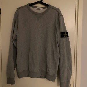 Stone island grå - Stone island tröja, storlek Medium. Skick 8,5/10, använd men inga hål, fläckar eller skador på tröjan. 100% äkta men kvittot finns tyvärr inte kvar. Kom privat för fler bilder eller beskrivningar. Pris kan diskuteras vid snabb affär