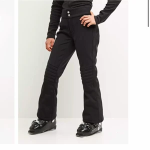 8848 skidbyxor - Svarta 8848 skidbyxor som är väldigt bra i kvalitén. Använd endast 1 säsong! Inget sönder, som nya. 