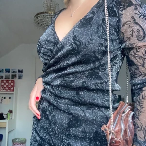 Nyårsklänning från only  - Superfin och detaljerad klänning från only i str xs (passar även  för str s),  perfekt till nyår 🌟🥂!! I toppskickt - aldrig använd! Skriv för mer bilder 💕 