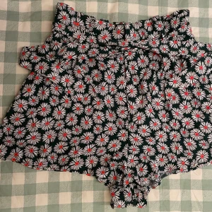 Shorts  - Supersöta shorts från Zara som inte längre kommer till användning. Mörkgrön bakgrund och vita blommor på. Superskönt material och jättebekväma på, stretchiga i midjan.