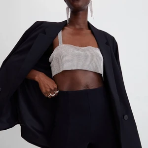 Glitter topp - Säljer helt ny starsstopp ifrån HM, köpte för 249kr säljer för 150kr. Storlek 34/xs. Prislappen är kvar. Köparen står för frakt🥰🥰