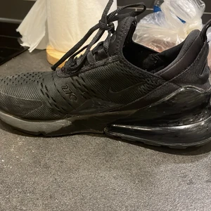 Nike 270 skolek 41 - Dom är 270 har it används mycket 2-3 gng dom passar perfekt köpta frän jdsports i mallascandiniva
