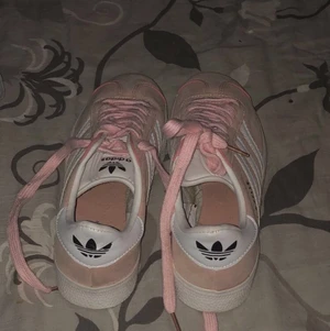 Adidas skor - Här är ett par ljus rosa adidas skor som är nästan nya och jätte fina