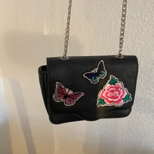 Väska - Säljer denna fina väska som jag köpte i USA, jag köpte den på affären Kohl’s, sparsamt använd så den är så gott som ny☁️💓