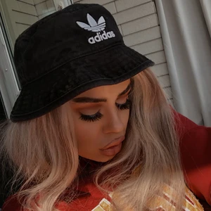 Adidas Bucket Hat - Adidas bucket hat som bara ligger, kommer inte till användning. 49kr i utropspris