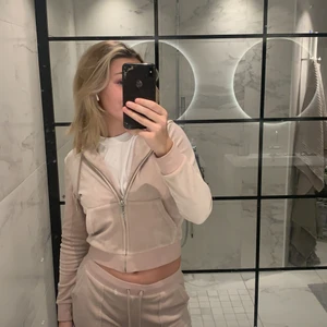 Juicy coture tracksuit  - Säljer mitt juicy sett då jag inte får någon användning av det 💕💕💕💕 villket är synd !!!! Byxorna är S och tröjan XS använt ca 4 gånger. Köpte för 2200, mitt pris 970kr