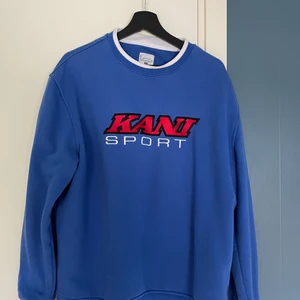 Karl Kani Sweatshirt - Snygg sweatshirt med vintage-look från Zalando. Så gott som ny, eftersom den alltid varit lite väl oversized för min smak. Hör gärna av dig! 
