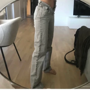 jeans från zara - skit snygga gråa  jeans från zara storlek 32 men passar 34! säljer pga för stora😫😫❤️❤️ passar bra i längden på mig som är 168cm!  kan passa längre och kortare!