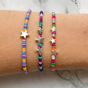 Armband  - 🌈Egengjorda armband 25kr st. Dma vid frågor. Frakt 12kr. KOLLA IN PROFIL FÖR FLER SAKER ELLER INSPIRATION😊