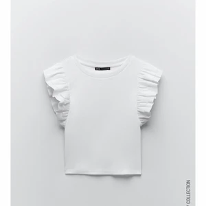 Zaratopp  - Supergulligt linne/topp från Zara som är SLUTSÅLD! Den är i storlek S men stretchiga så passar de som är större/mindre än S (jag brukar ha XS) 💕 