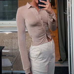 Topp med rynkad söm - Topp från H&M. Sitter väldigt fint på och följer kroppen. Storlek XXS men passar mig som har XS i toppar. Frakt tillkommer ✉️