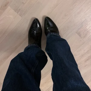 Lackskor - Spetsiga klackskor i lack från Novita. Använt den mycket men fortfarande allmänt bra skick. Frakt tillkommer ✉️ osäker på om det blir under 1 kg i frakt (66 kr) kan kollas vid intresse.