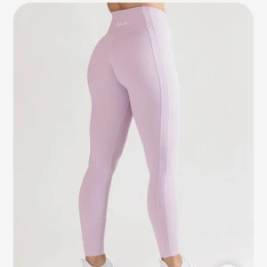 Alphalete tights storlek XS - Detta är likadana tights som på min förra annons men i en annan färg kallad lavender. Modellben heter pulse kinetic legging. Materialet är i 78% nylon och 22% elastane därav ett superstretshigt tyg. Originalpris 689 kronor inklusive frakt och tull. 