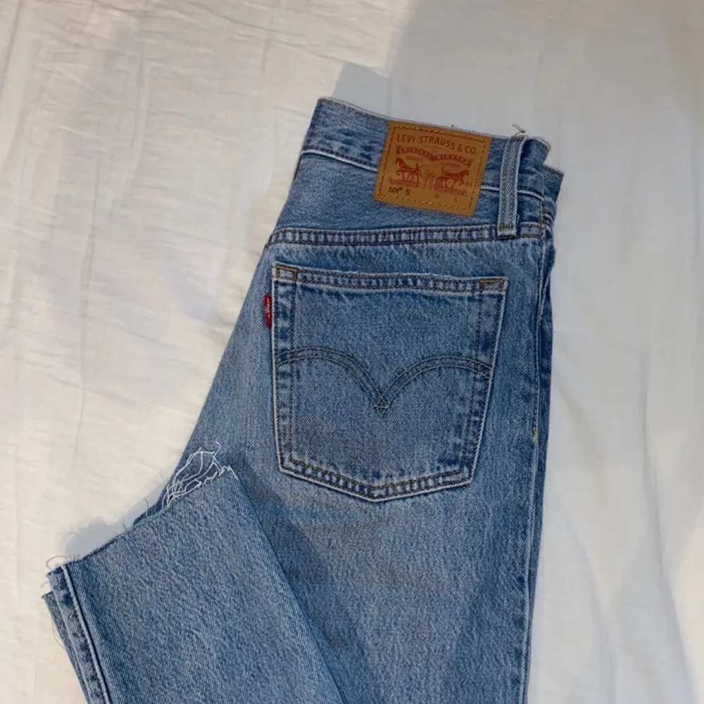 Säljer mina älskade Levi’s Jeans då de aldrig används. Modellen heter 501, w25 l30. Passar någon runt 155-160 cm med storlek xs/s. Högmidjade, raka i modellen och hål på knäet. Sparsamt använda i väldigt fint skick.  Frakt på 66kr (spårbart) 💓. Jeans & Byxor.