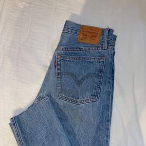 Säljer mina älskade Levi’s Jeans då de aldrig används. Modellen heter 501, w25 l30. Passar någon runt 155-160 cm med storlek xs/s. Högmidjade, raka i modellen och hål på knäet. Sparsamt använda i väldigt fint skick.  Frakt på 66kr (spårbart) 💓