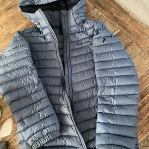 Peak performance jacka 150 - Peak performance jacka storlek 150 djur o rökfri. Dragkedjan faller isär, ett hål i jackans ficka finns men går o sy . Frakten betalar du . 300kr . Ej retur 