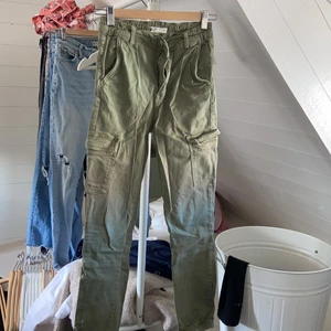 Grön jeans strl 34 - Bra skick, knappt använd.