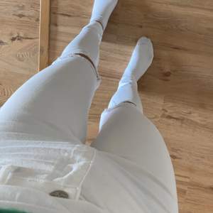 Stilrena och stretchiga vita jeans med hål i knäna! Jag är 1,69 cm och de är för långa för mig! Mycket gott skick! Storlek 30/32 