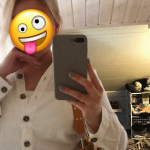 Vit skjorta!  - Jätteskönt material! Sparsamt använd! Passar XS