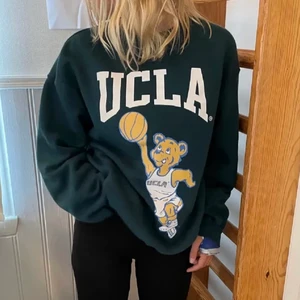 Collage tröja från HM💗💗  - Så fin collage tröja från HM💗💗 knappt använd, storlek S men passar M också😇 Första bilden är lånad