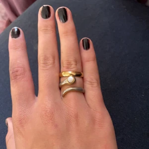 Två ringar  - Två guld ish ringar använda ett fåtal gånger. 15 kr styck tror dem är storlek 6-7  