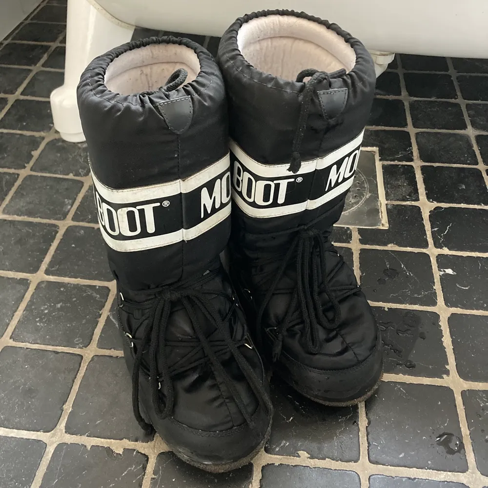 Säljer nu mina höga svarta moonboots! De är i fint skick förutom sulan som börjat gå sönder lite i hälarna, det påverkar dock inte värmen och det syns inte när de används. Pris kan eventuellt disskuteras vid snabb affär men inga skambud!!!. Skor.