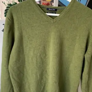 Säljer en jättefin stickad grön sweatshirt köpt här på plick❤️ Tyvärr är den för kort i armarna på mig så behöver sälja vidare den. Passar S-M och är suupermysig! Frakt tillkommer. Hör av dig för frågor💗  OBS första bilden är inte men, men resten är!